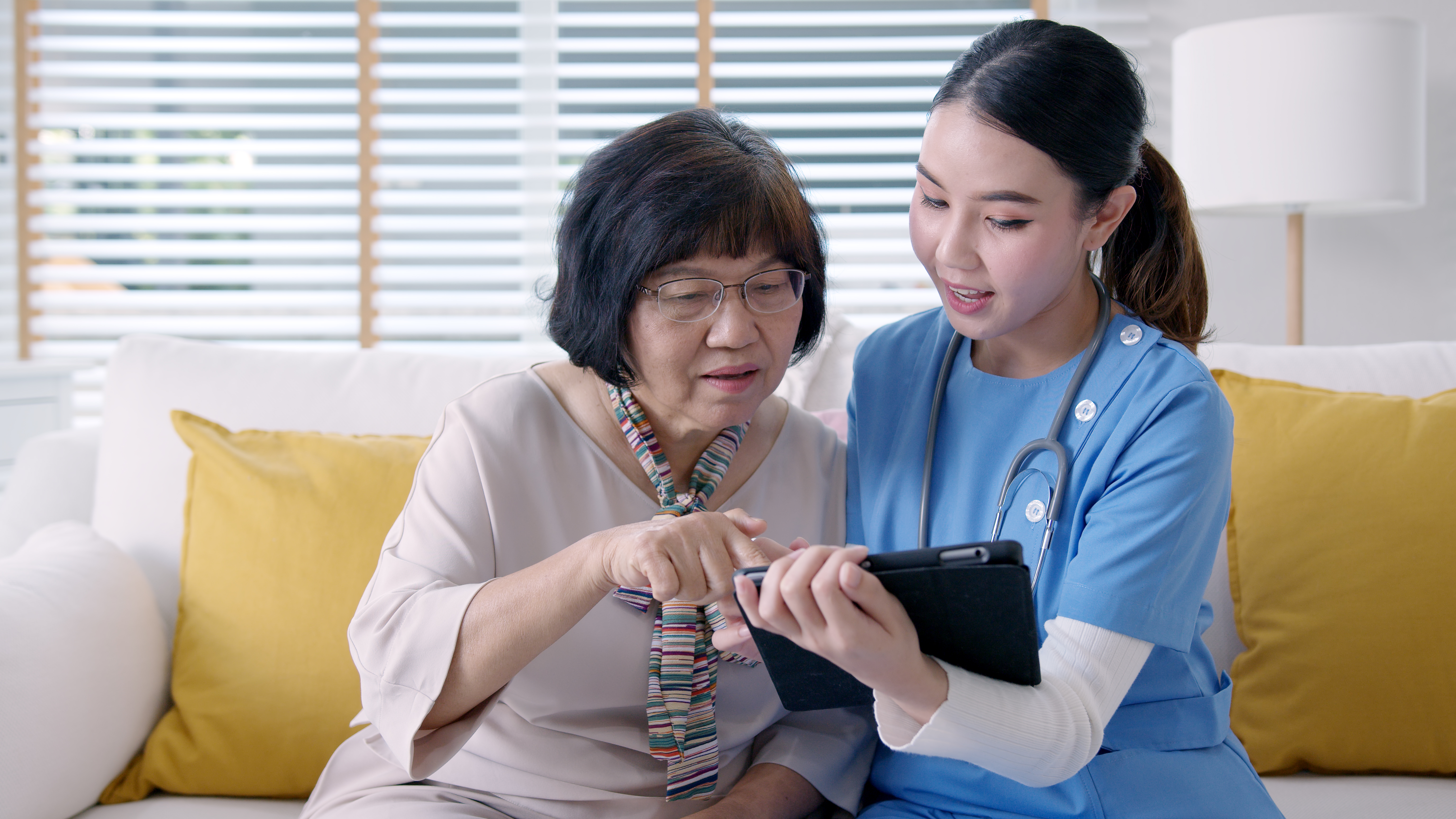 Doctor discuss with patient