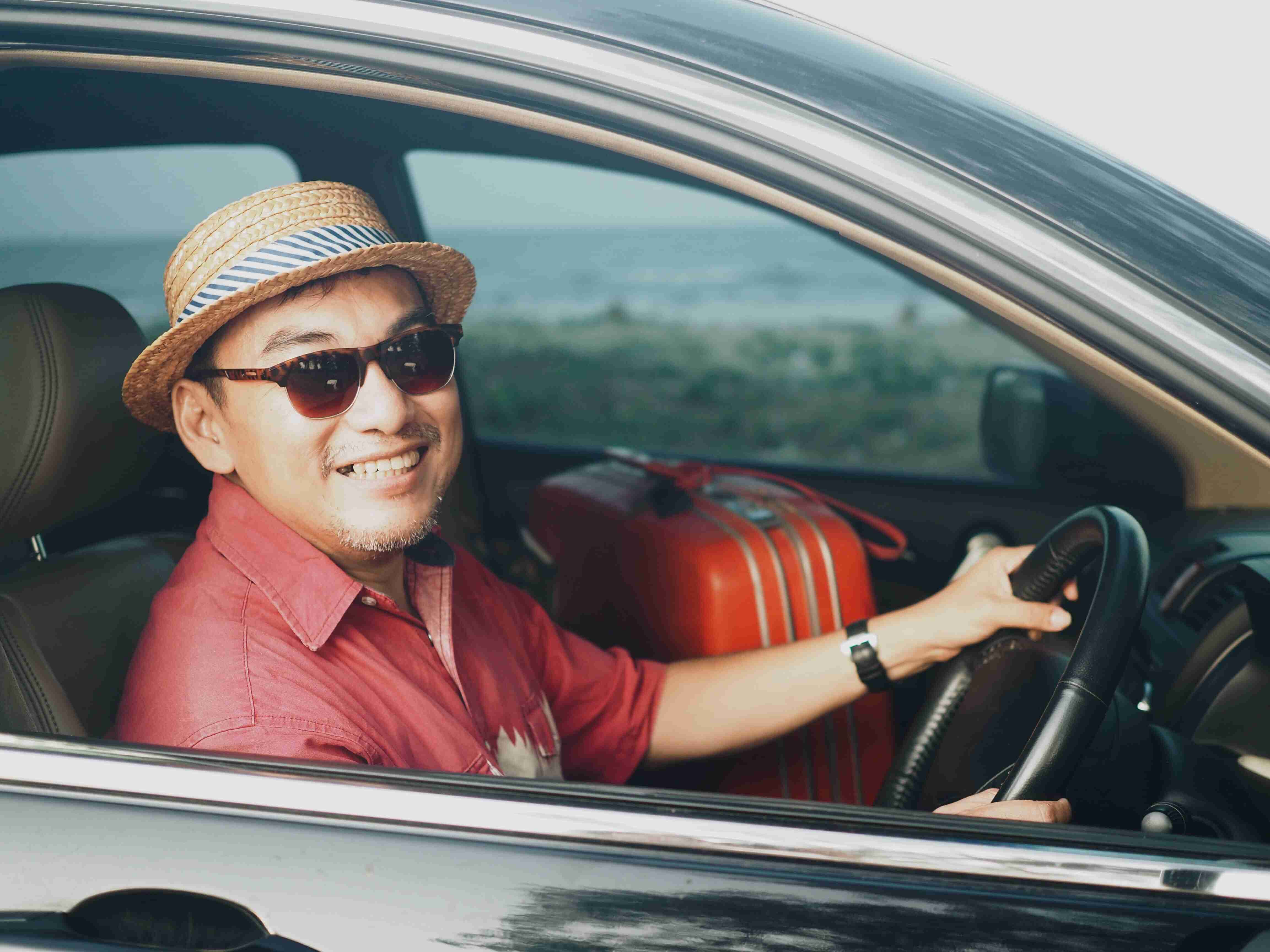Man in sunglasses and fedora hat travelling while on peritoneal dialysis