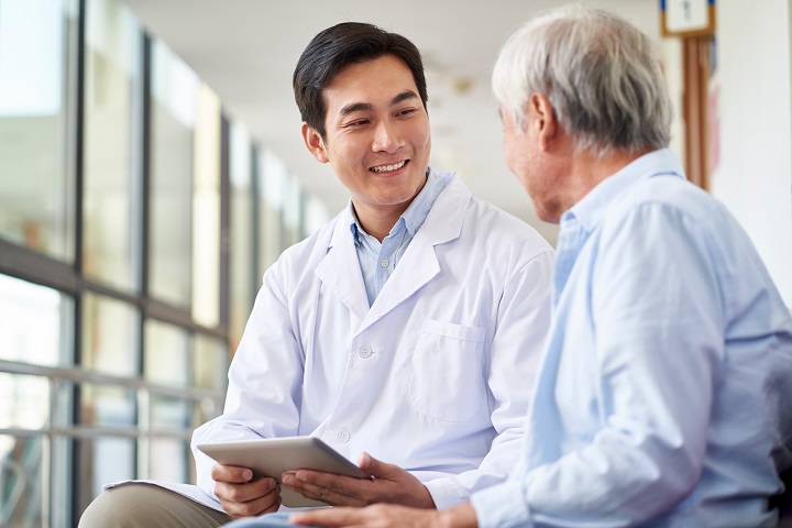 Doctor explaining Peritoneal Dialysis to the patient