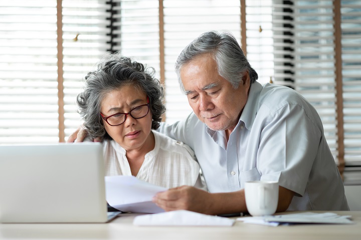 Elderly couple discussing kidney disease treatment options