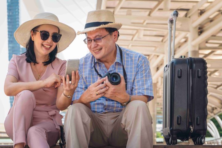 Couple with camera and luggage travelling while on dialysis