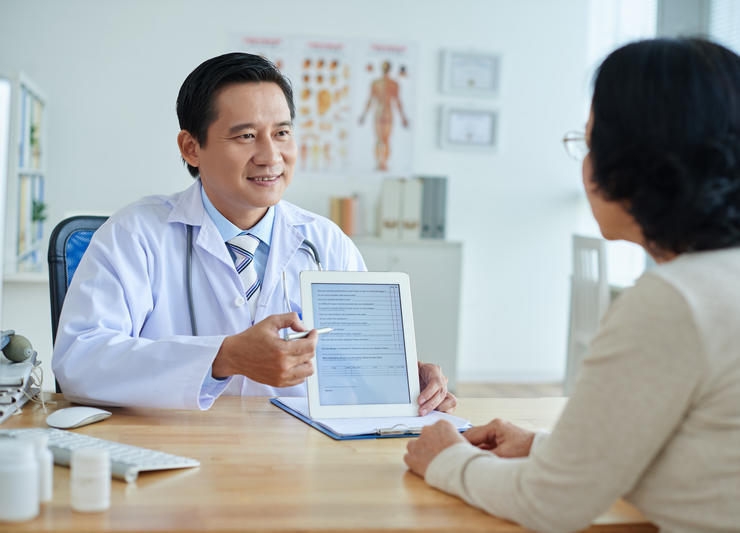 Doctor explaining kidney disease treatment options to patient