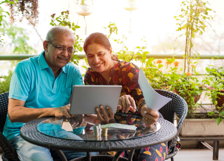 Couple discussing kidney disease treatment options