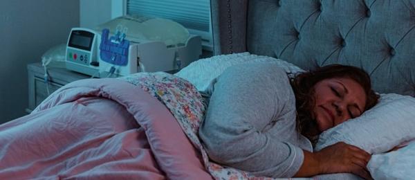 Patient sleeping while performing Automated Peritoneal Dialysis using a cycler